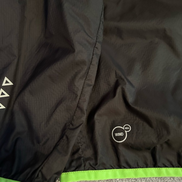 Puma Men's Black Windbreaker with Neon Green Highlights - Picture 7 of 10